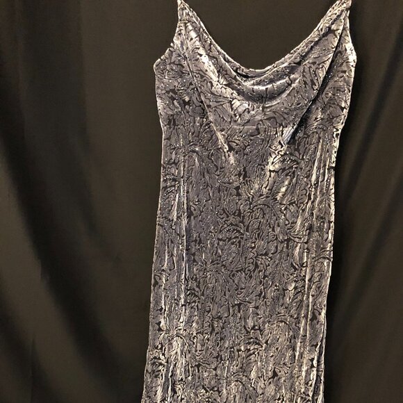 Stunning Carmen Marc Valvo beaded Velvet Gown: Size 12 - Picture 2 of 16